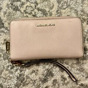 Michael Kors - Jet Set Large Flat Multi Function Phone Case